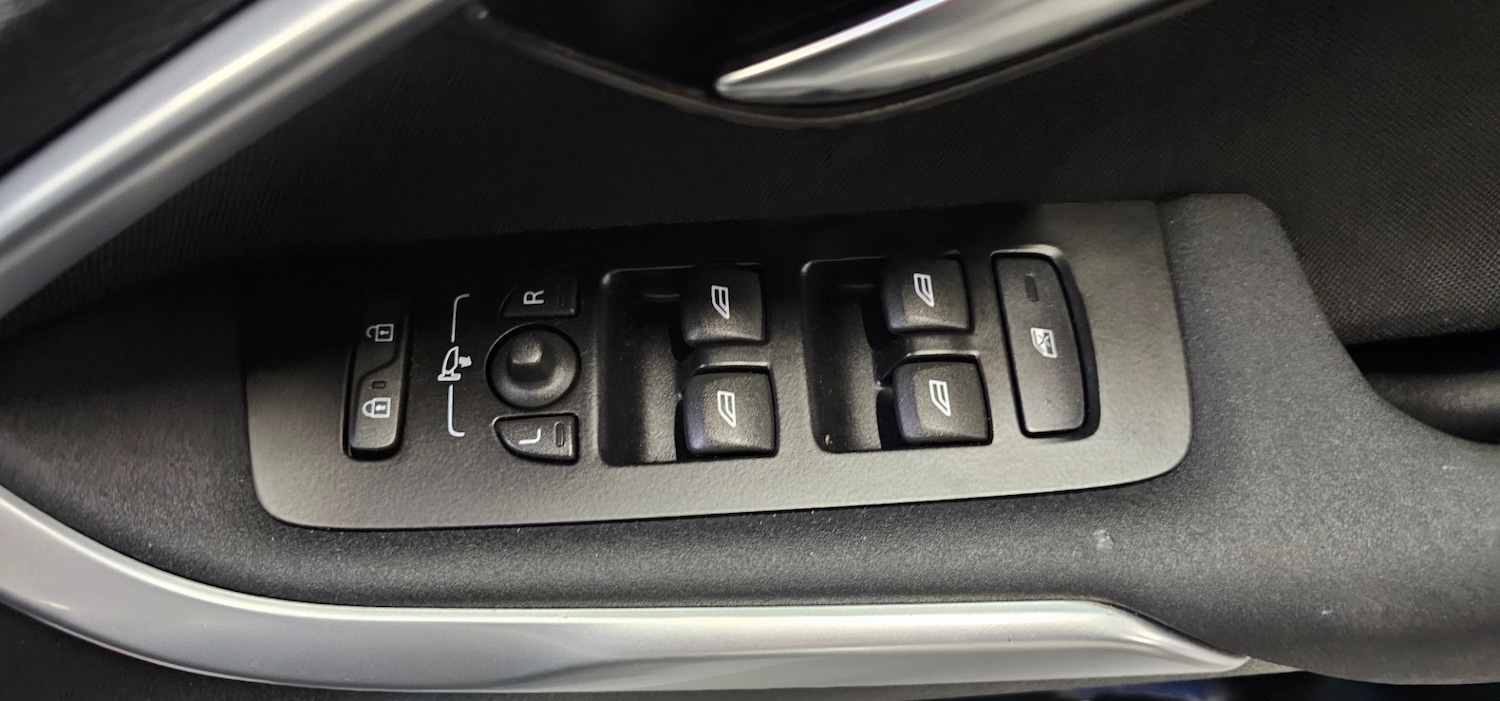 Used Volvo V40 2014 for sale - 76602770: Photo 15