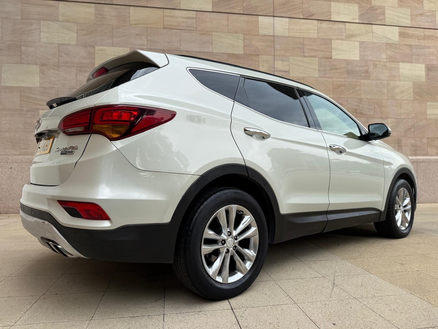 Used Hyundai Santa Fe 2016 for sale - 76824023: Photo 3