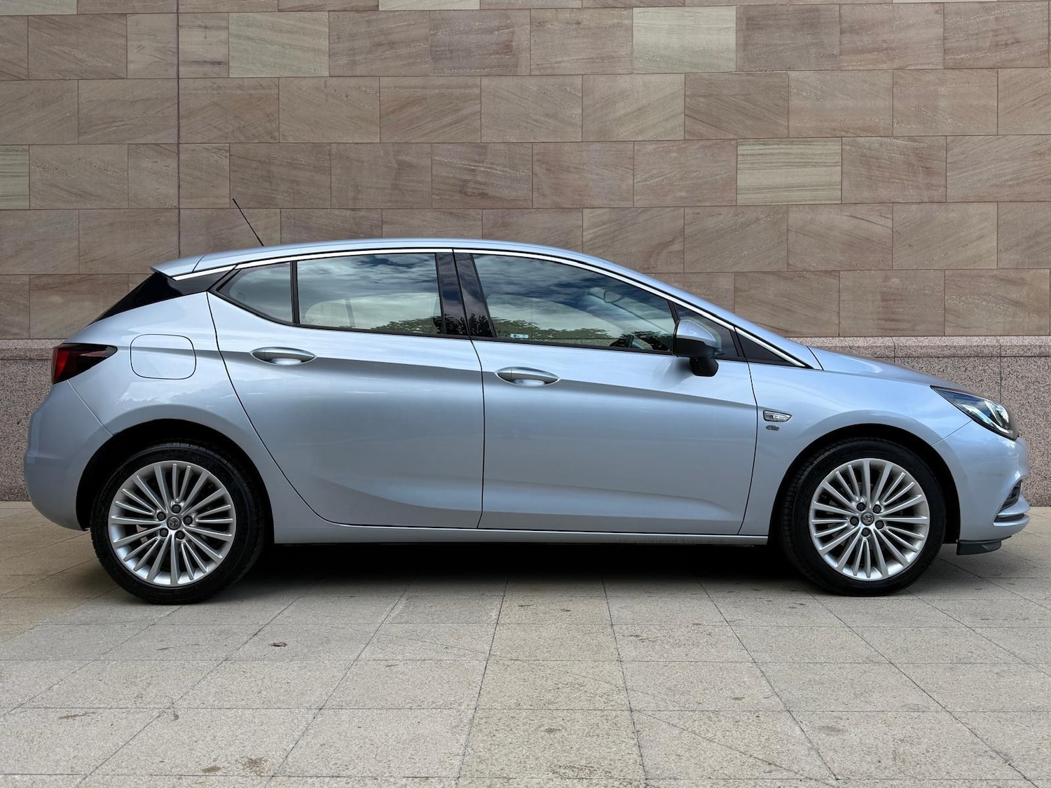 Used Vauxhall Astra 2018 for sale - 76913580: Photo 2