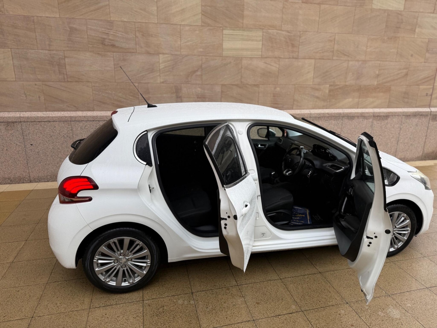 Used Peugeot 208 2015 for sale - 76123049: Photo 10