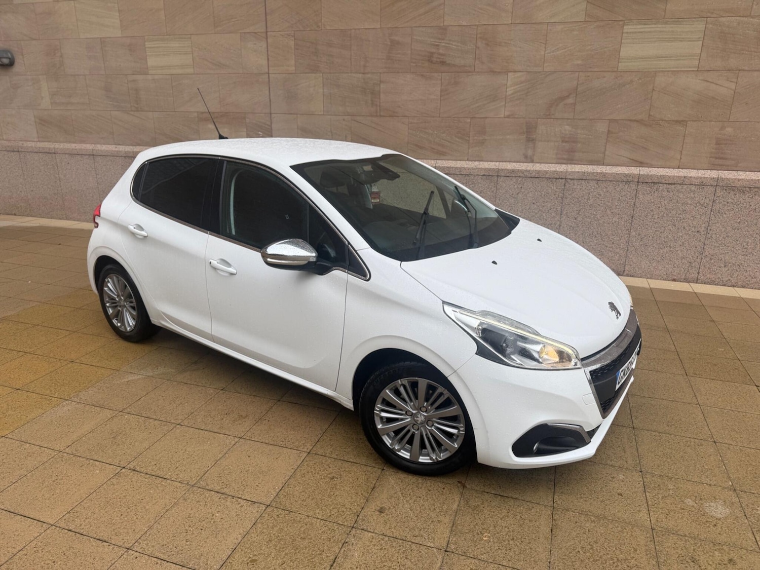 Used Peugeot 208 2015 for sale - 76123049: Photo 2