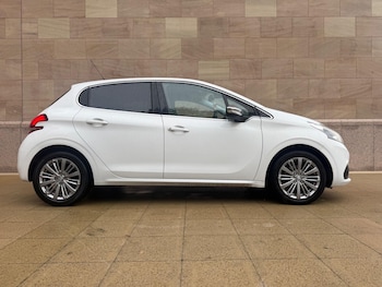 Used Peugeot 208 2015 for sale - 76123049: Photo 3