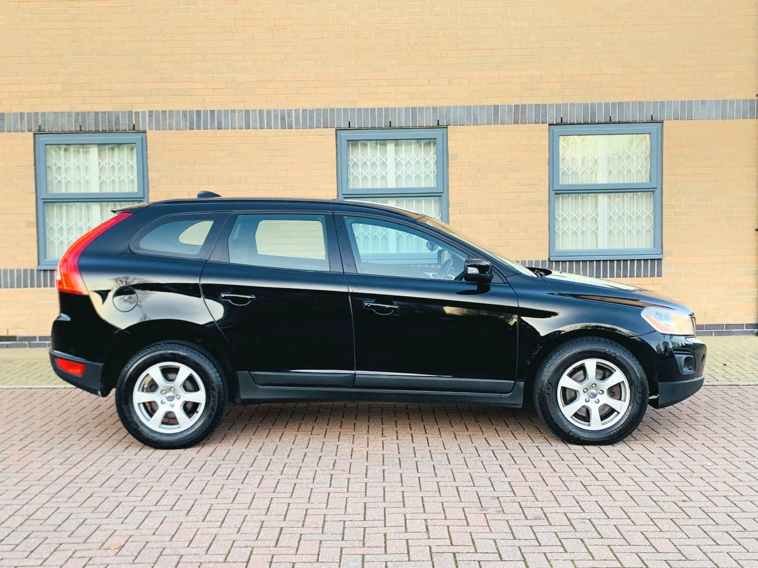 Used Volvo XC60 2011 for sale - 77058418: Photo 4