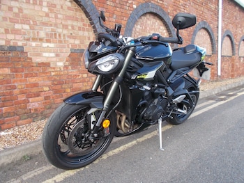 Used Triumph STREET TRIPLE 765 RS 2024 for sale - bike-75779544: Photo