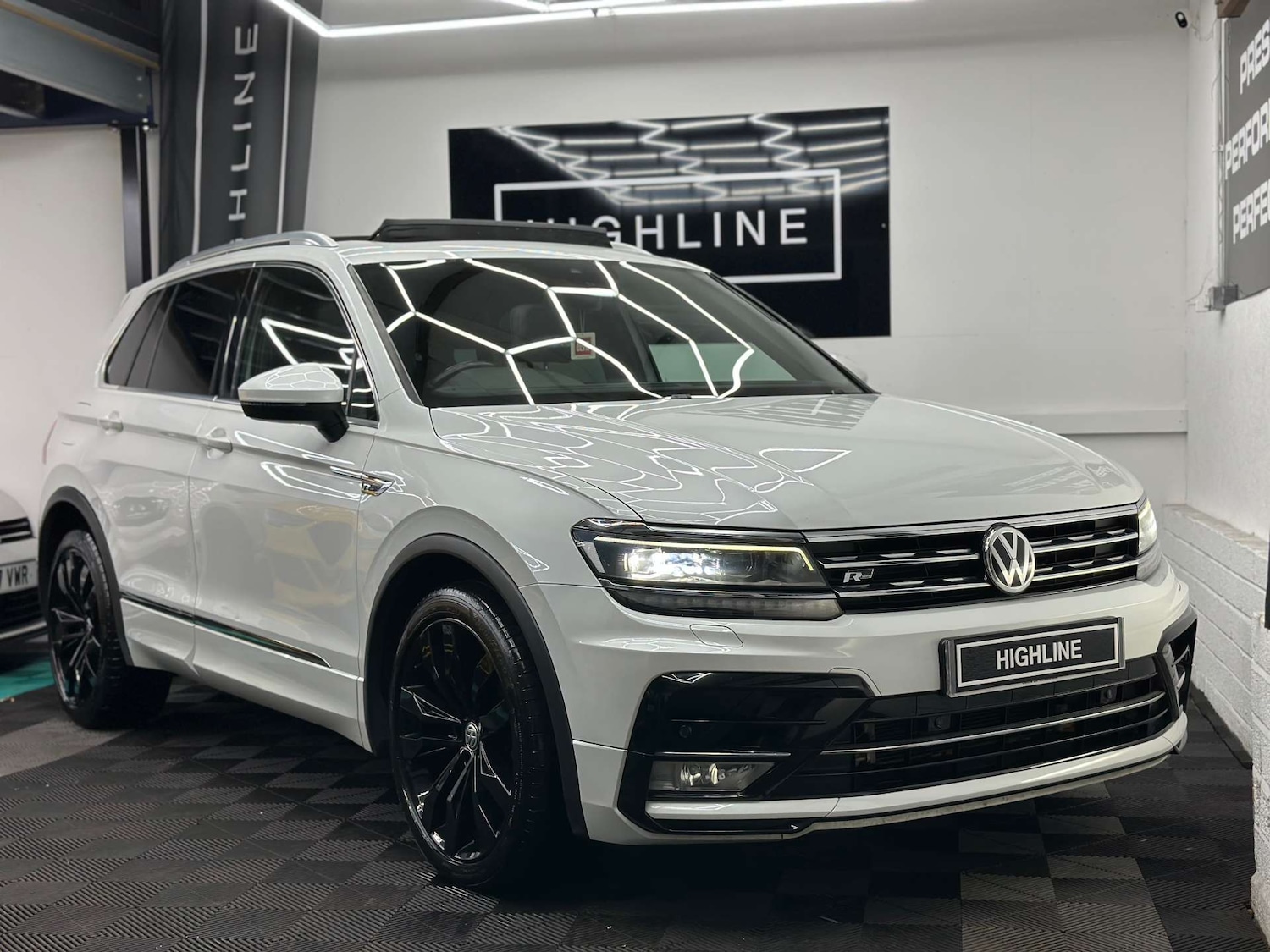 Used Volkswagen Tiguan 2016 for sale - 76977395: Photo 2