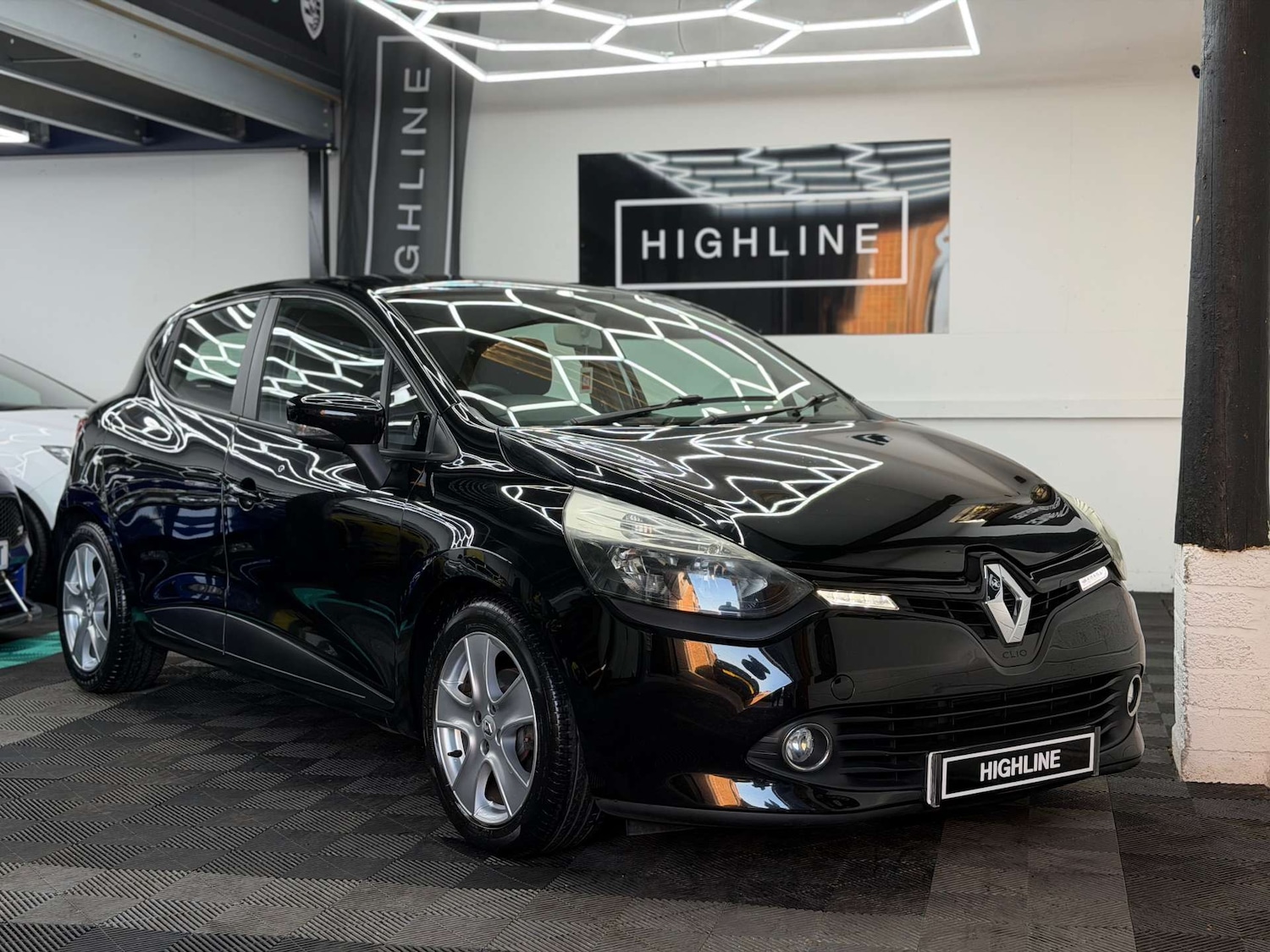 Used Renault Clio 2015 for sale - 77673739: Photo 2
