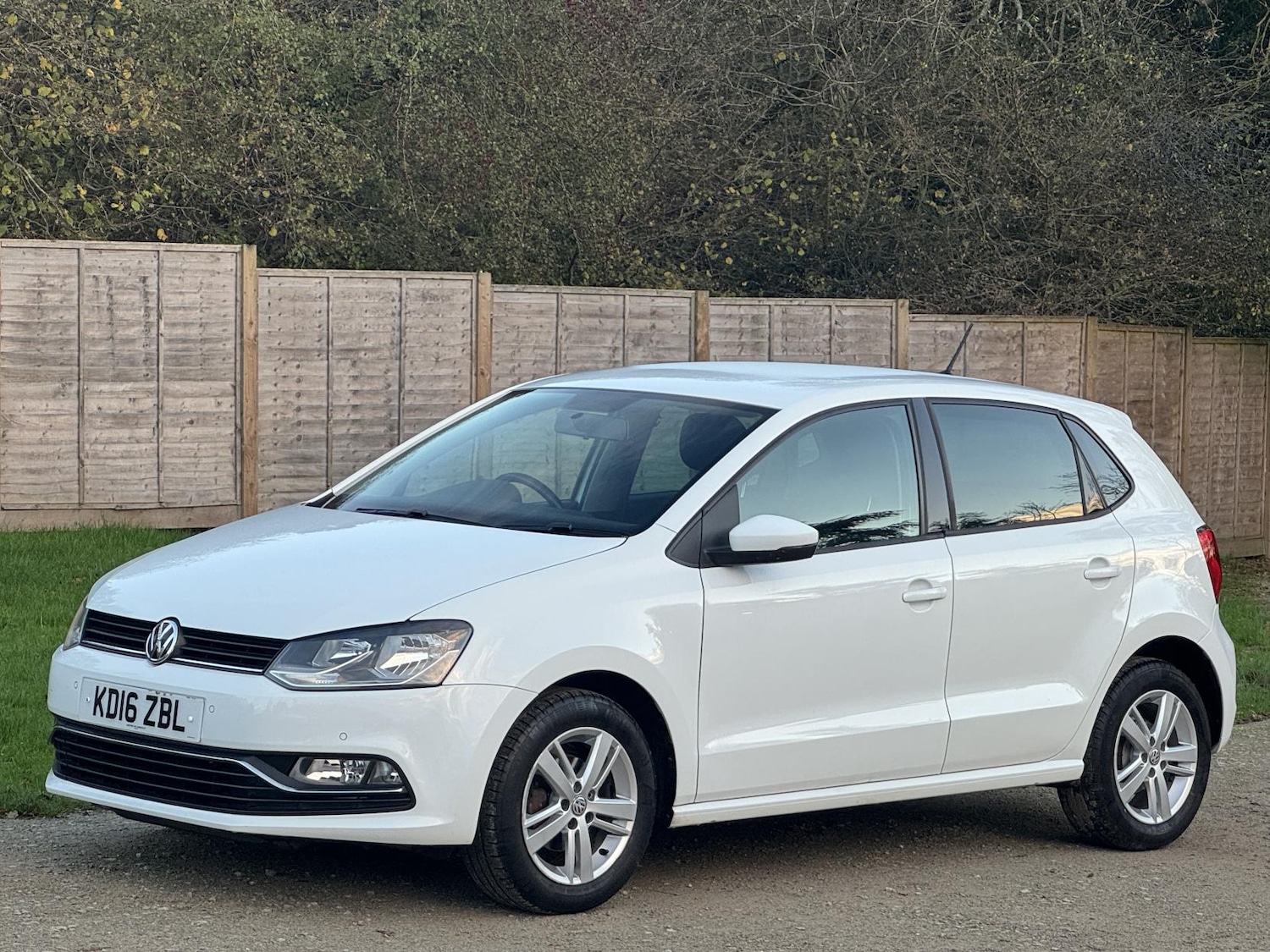Used Volkswagen Polo 2016 for sale - 76634335: Photo 2