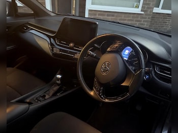 Used Toyota C-HR 2017 for sale - 79267365: Photo