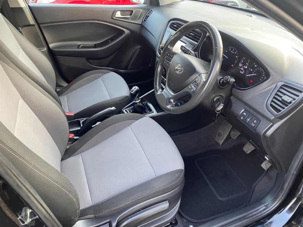 Used Hyundai i20 2017 for sale - 76580378: Photo 3