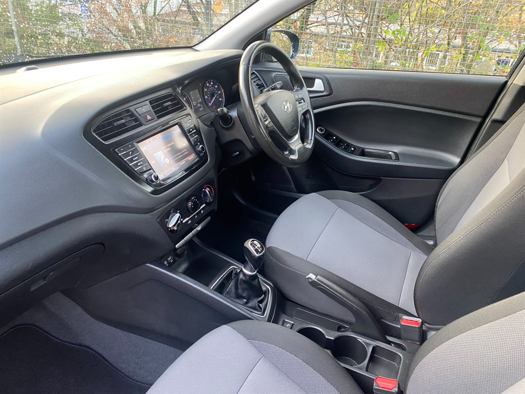 Used Hyundai i20 2017 for sale - 76580378: Photo 4