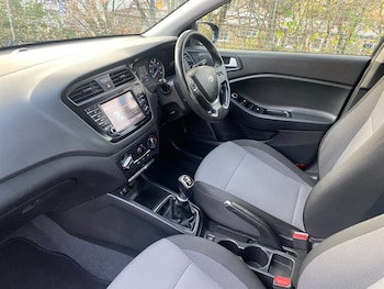 Used Hyundai i20 2017 for sale - 76580378: Photo