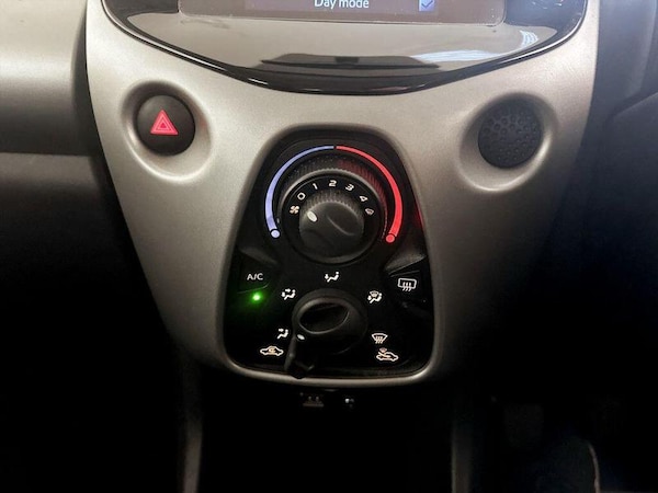 Used Toyota AYGO 2018 for sale - 76209395: Photo 25