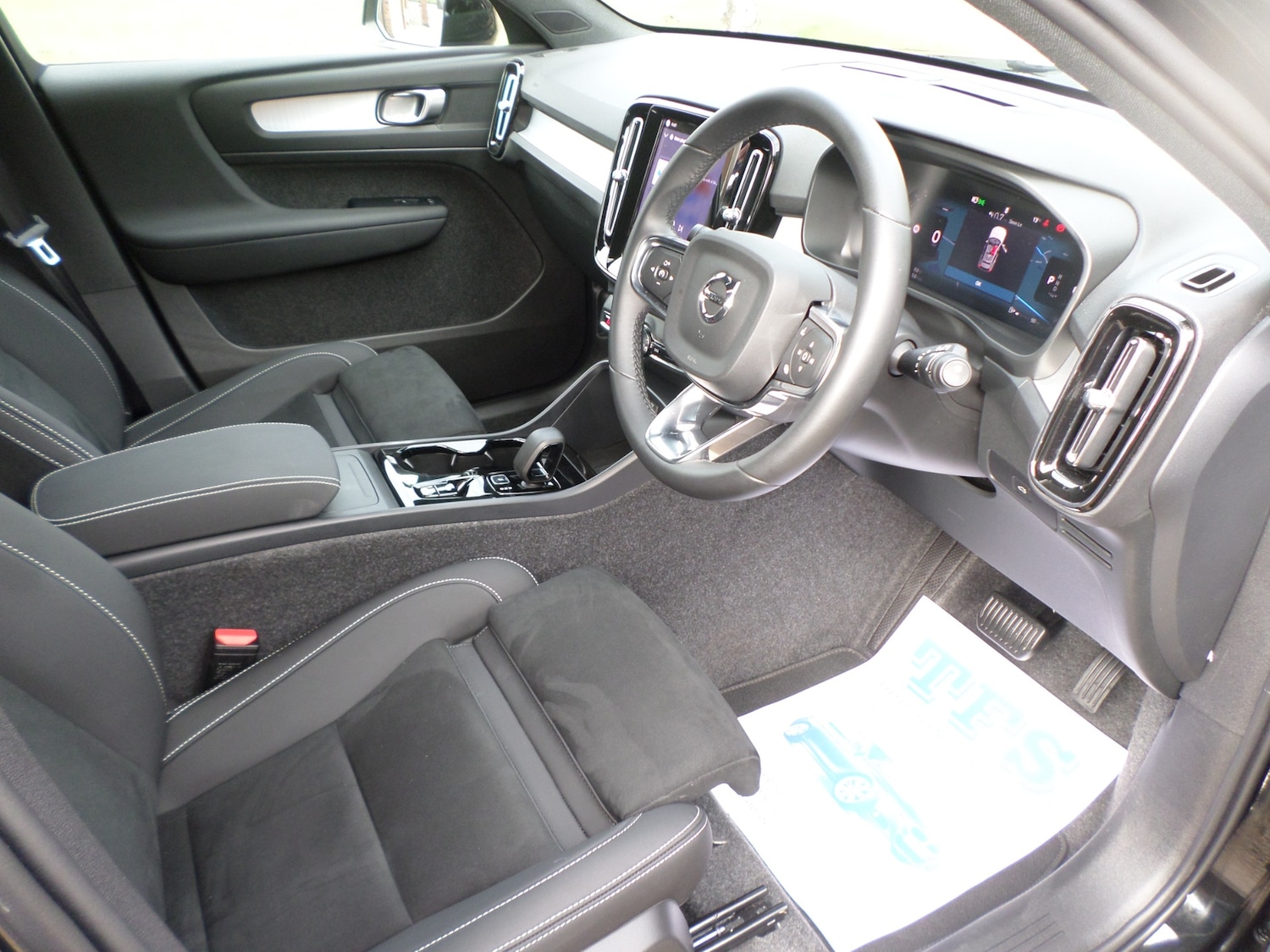 Used Volvo XC40 2025 for sale - 76518098: Photo 2