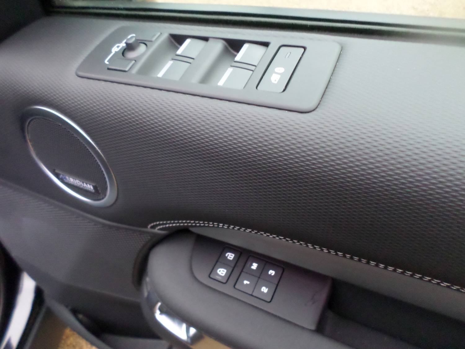 Used Land Rover Discovery 2025 for sale - 77020503: Photo 11