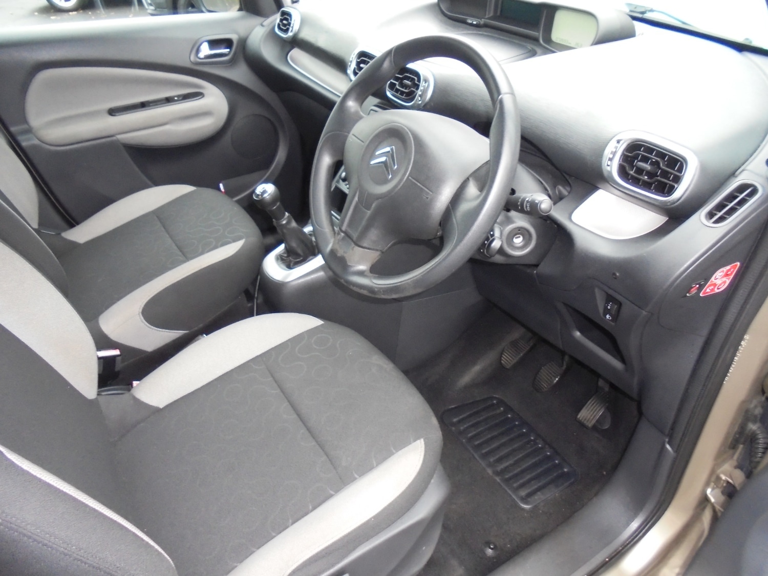 Used Citroen C3 Picasso 2012 for sale - 76542900: Photo 2