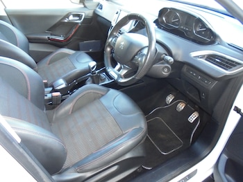 Used Peugeot 2008 2017 for sale - 79477922: Photo