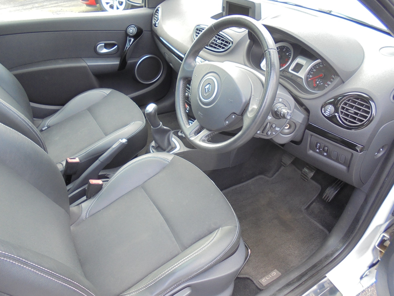 Used Renault Clio 2011 for sale - 77975346: Photo 2