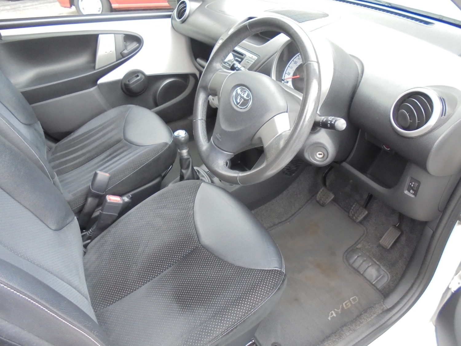 Used Toyota AYGO 2013 for sale - 76183779: Photo 2