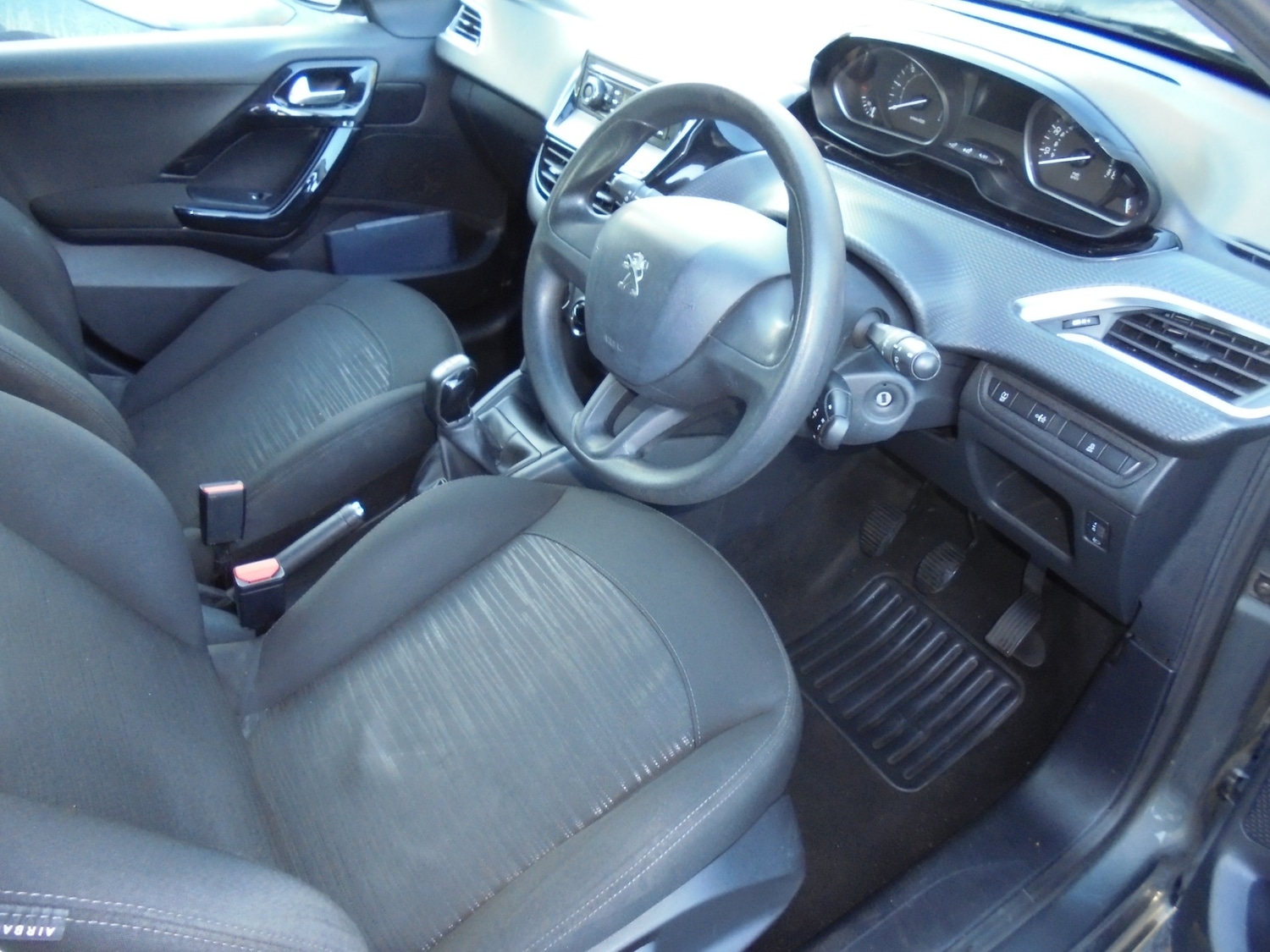 Used Peugeot 208 2017 for sale - 76651115: Photo 2