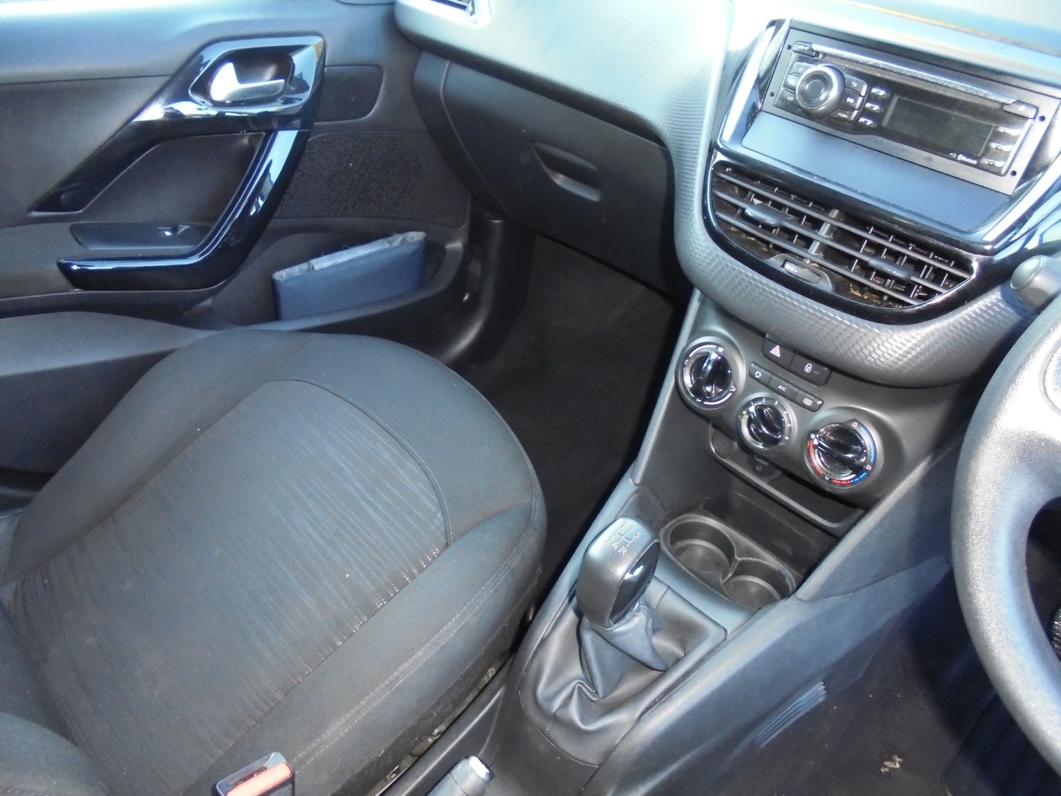 Used Peugeot 208 2017 for sale - 76651115: Photo 6