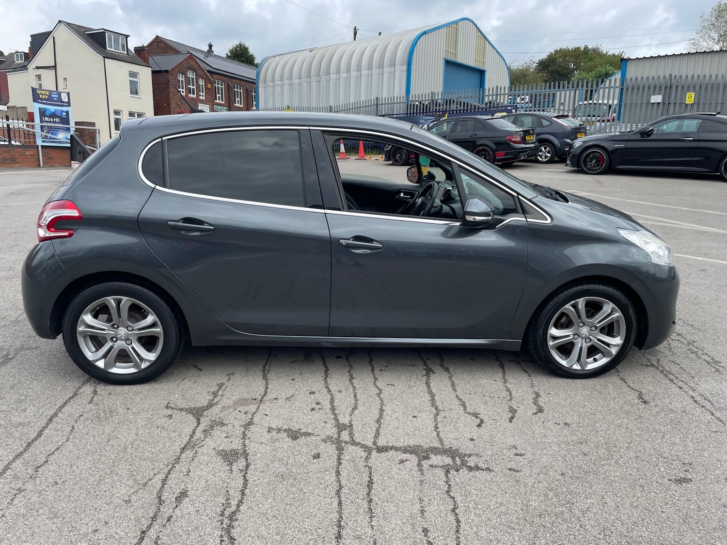 Used Peugeot 208 2014 for sale - 76430620: Photo 8