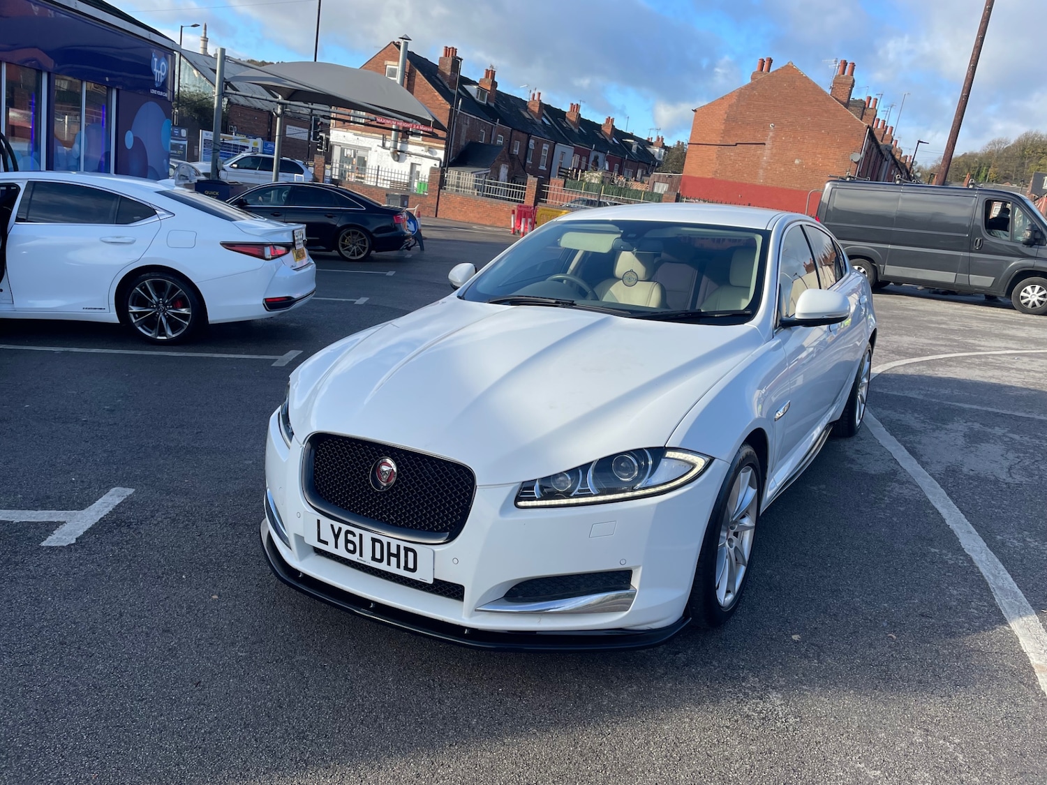 Used Jaguar XF 2011 for sale - 76922332: Photo 2