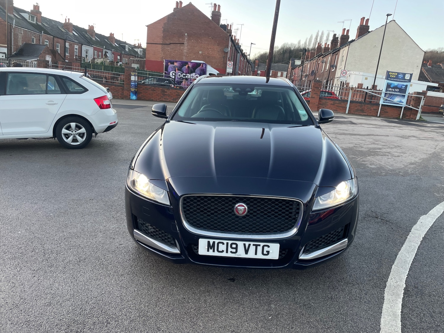 Used Jaguar XF 2019 for sale - 77452549: Photo 2