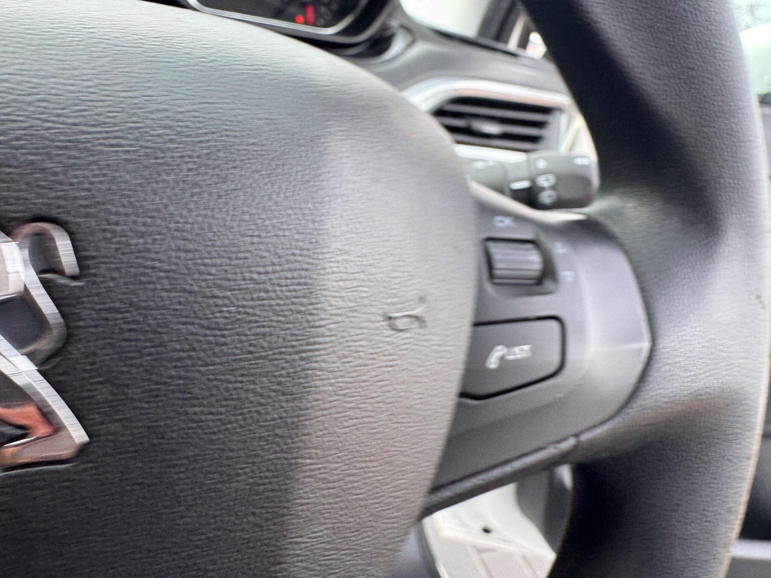 Used Peugeot 208 2015 for sale - 77883459: Photo 24