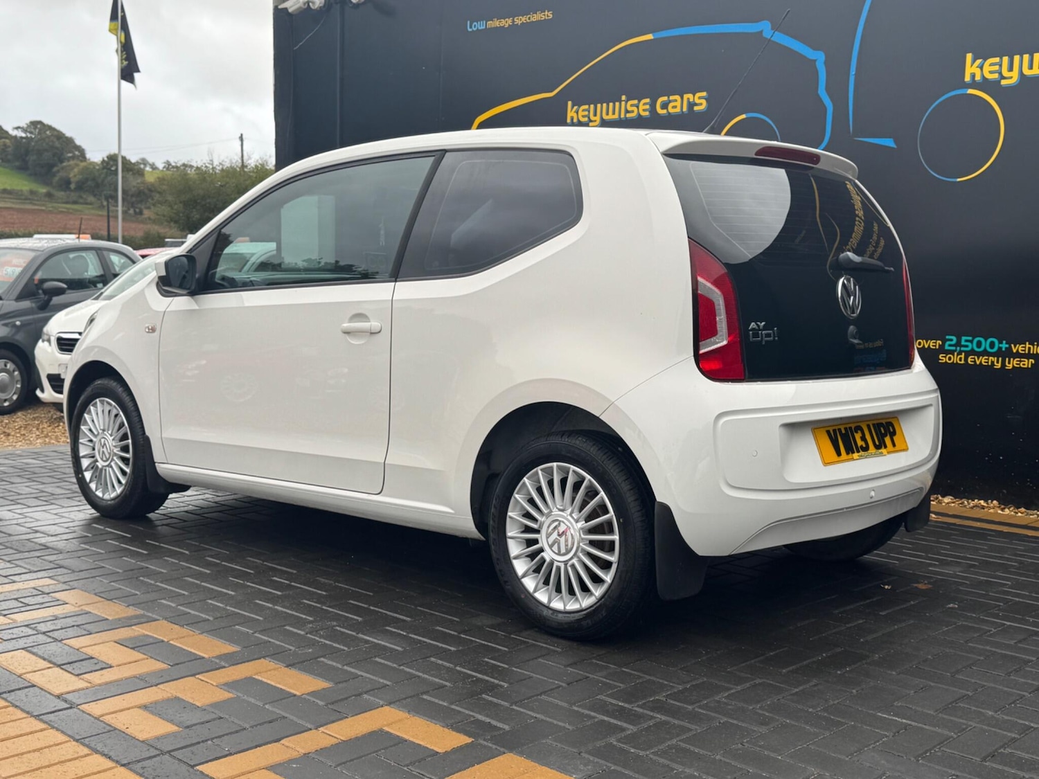 Used Volkswagen up! 2013 for sale - 76166763: Photo 3