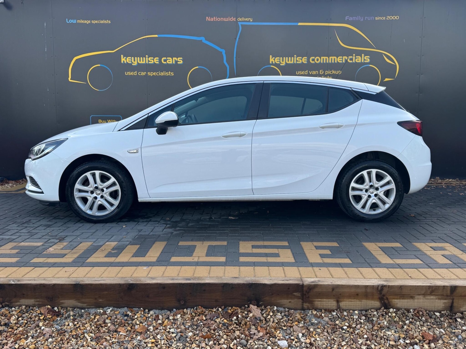 Used Vauxhall Astra 2017 for sale - 76991970: Photo 2