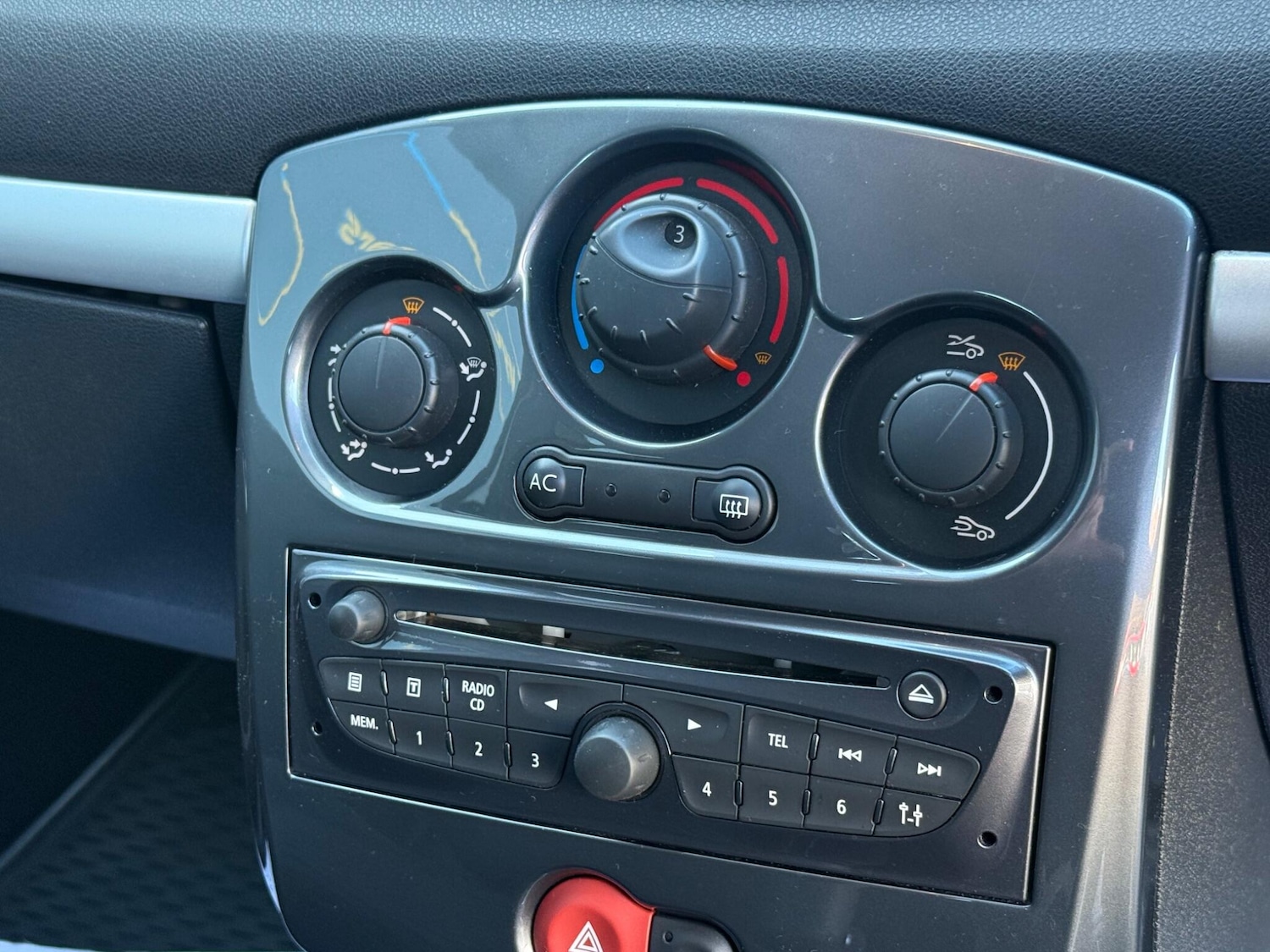 Used Renault Clio 2012 for sale - 76824050: Photo 28