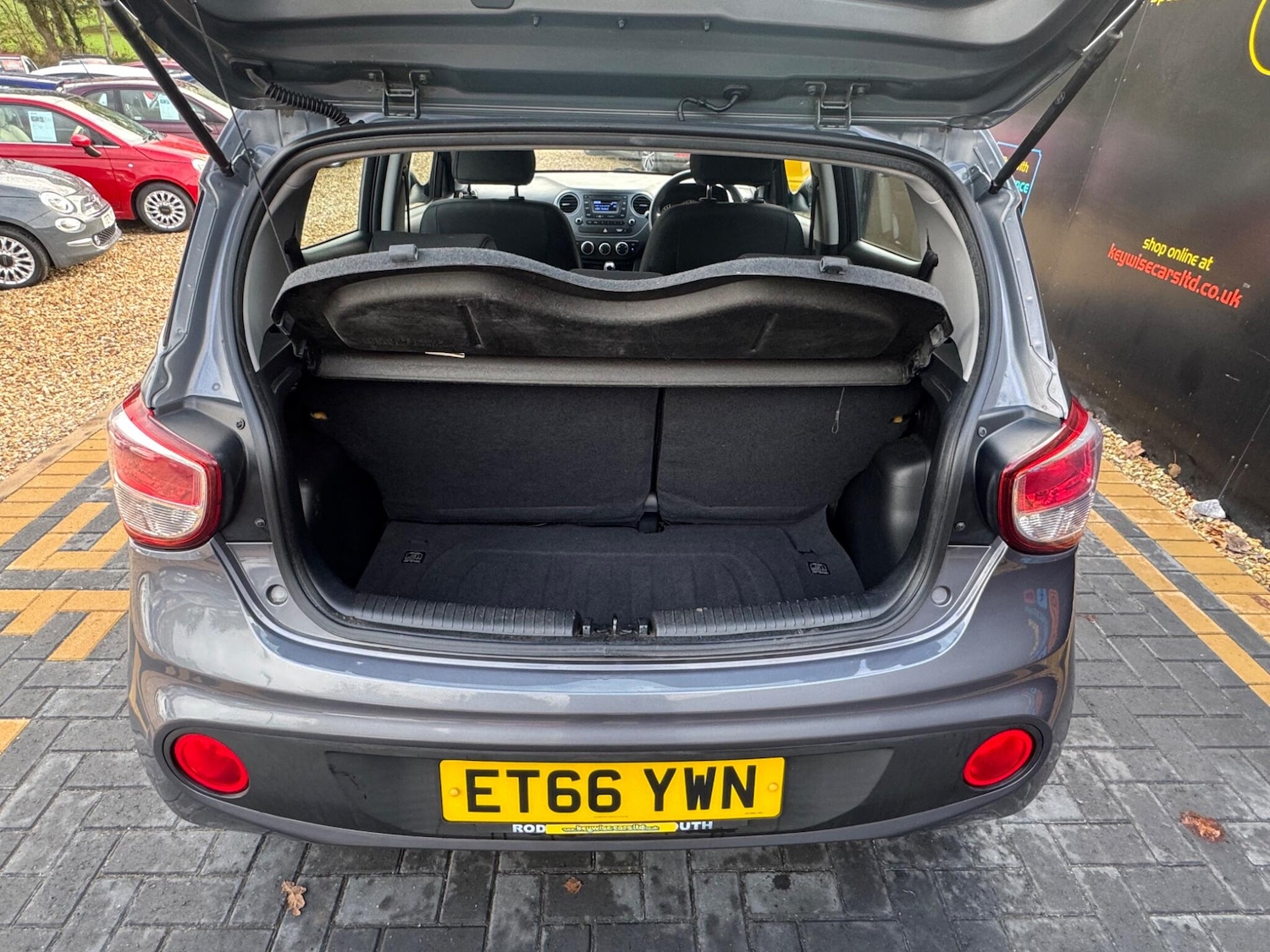 Used Hyundai i10 2017 for sale - 76360124: Photo 17