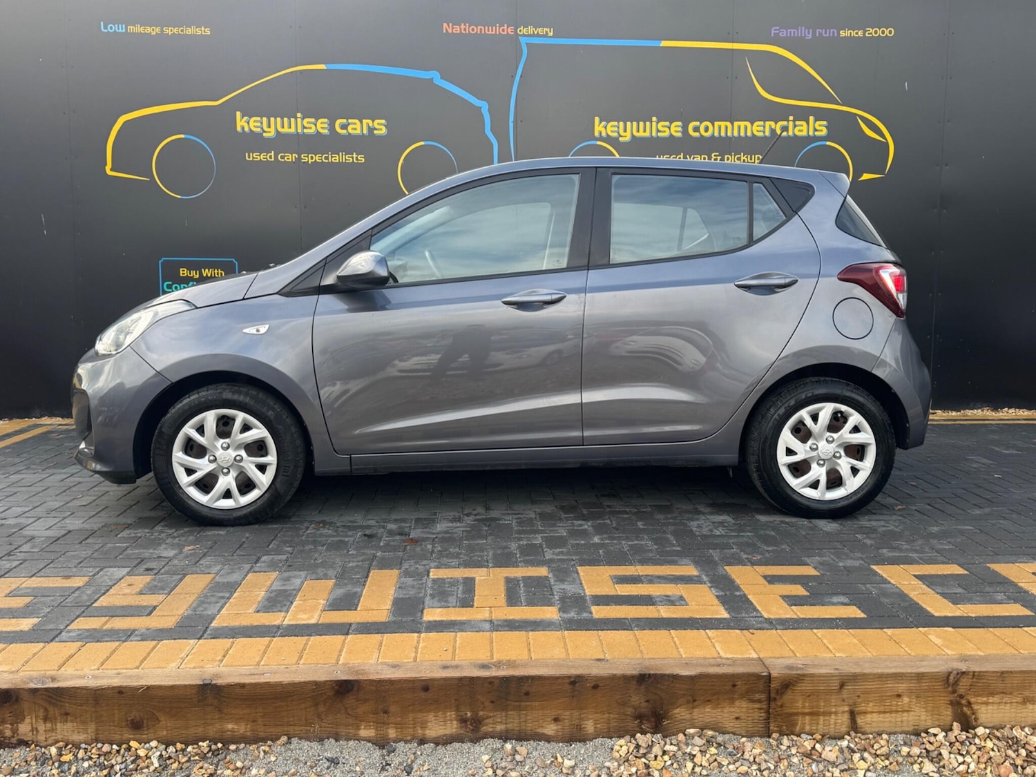 Used Hyundai i10 2017 for sale - 76360124: Photo 2