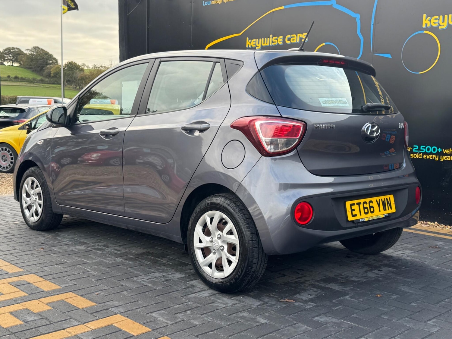 Used Hyundai i10 2017 for sale - 76360124: Photo 3