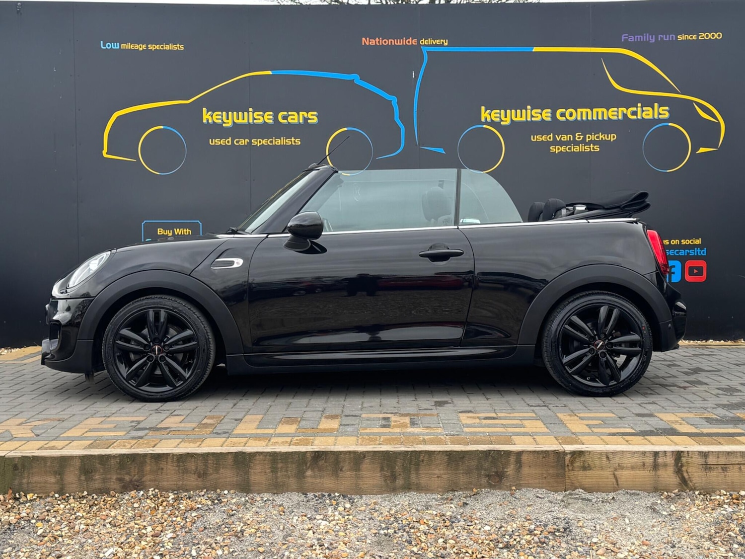 Used MINI Convertible 2018 for sale - 77924944: Photo 2