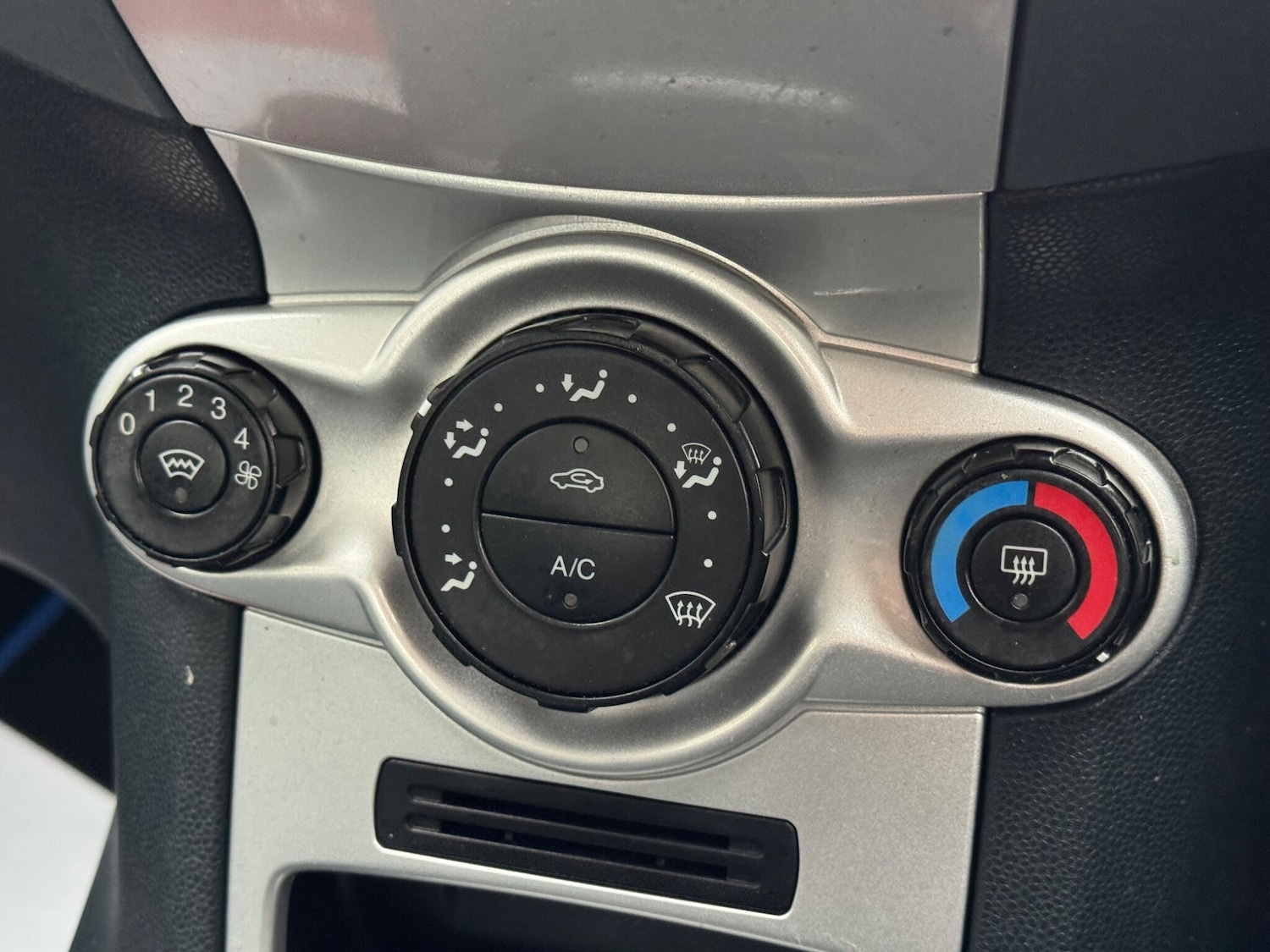 Used Ford Fiesta 2010 for sale - 77344899: Photo 31