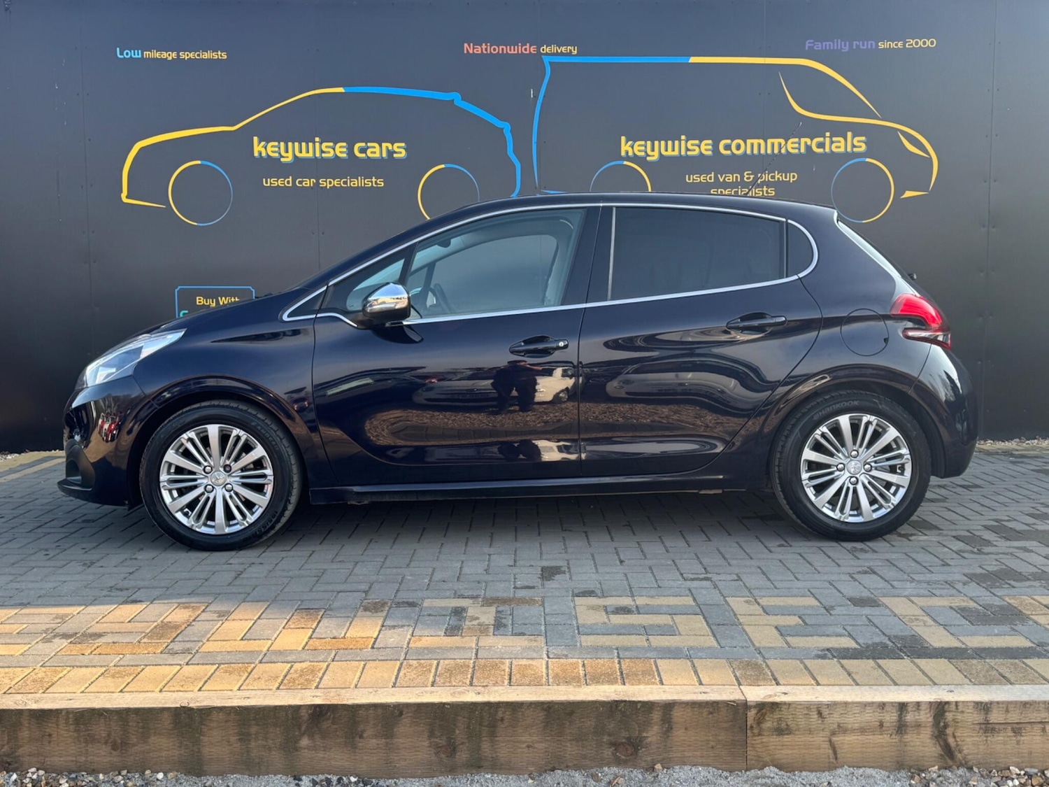 Used Peugeot 208 2017 for sale - 77970407: Photo 2