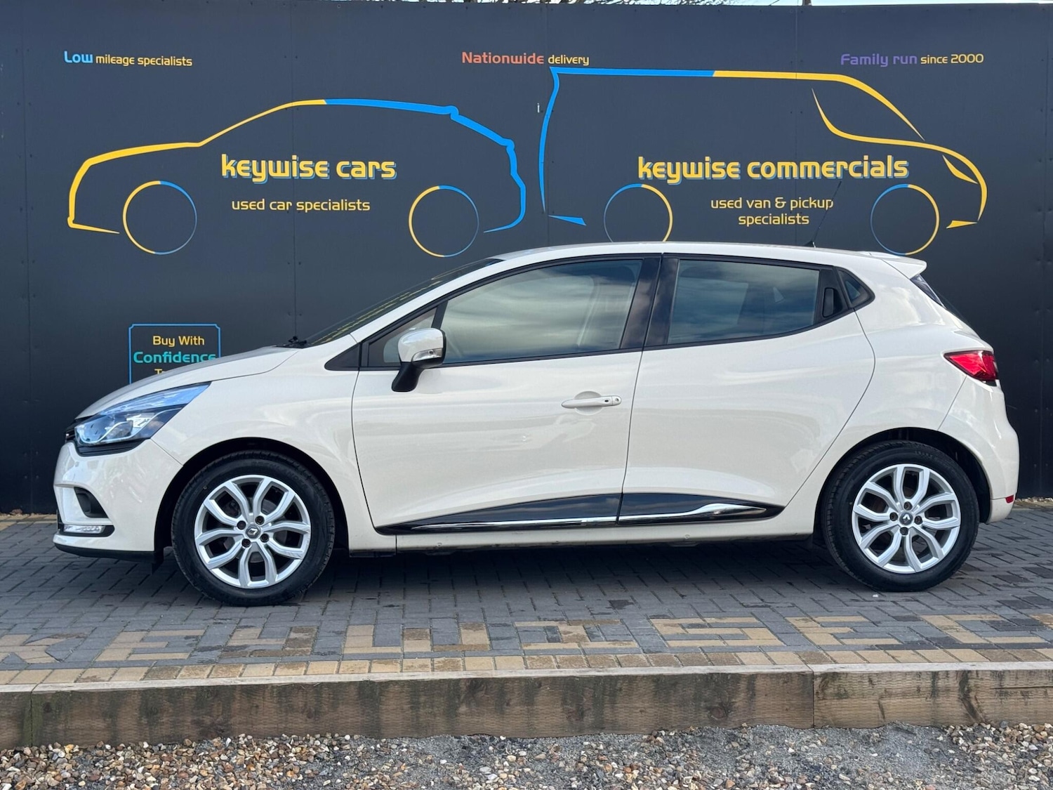 Used Renault Clio 2017 for sale - 77838812: Photo 2