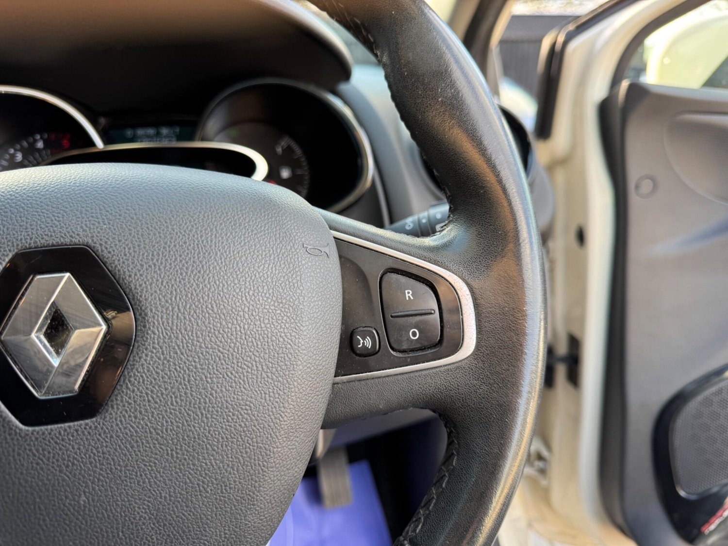 Used Renault Clio 2017 for sale - 77838812: Photo 24