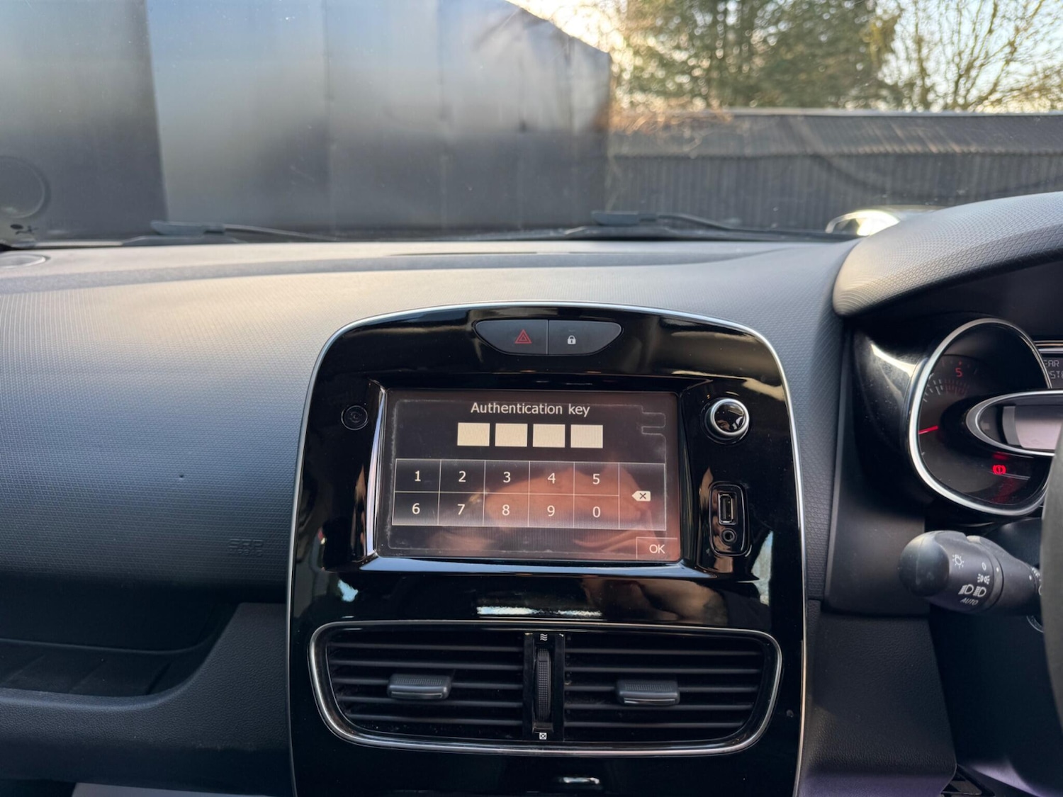 Used Renault Clio 2017 for sale - 77838812: Photo 25