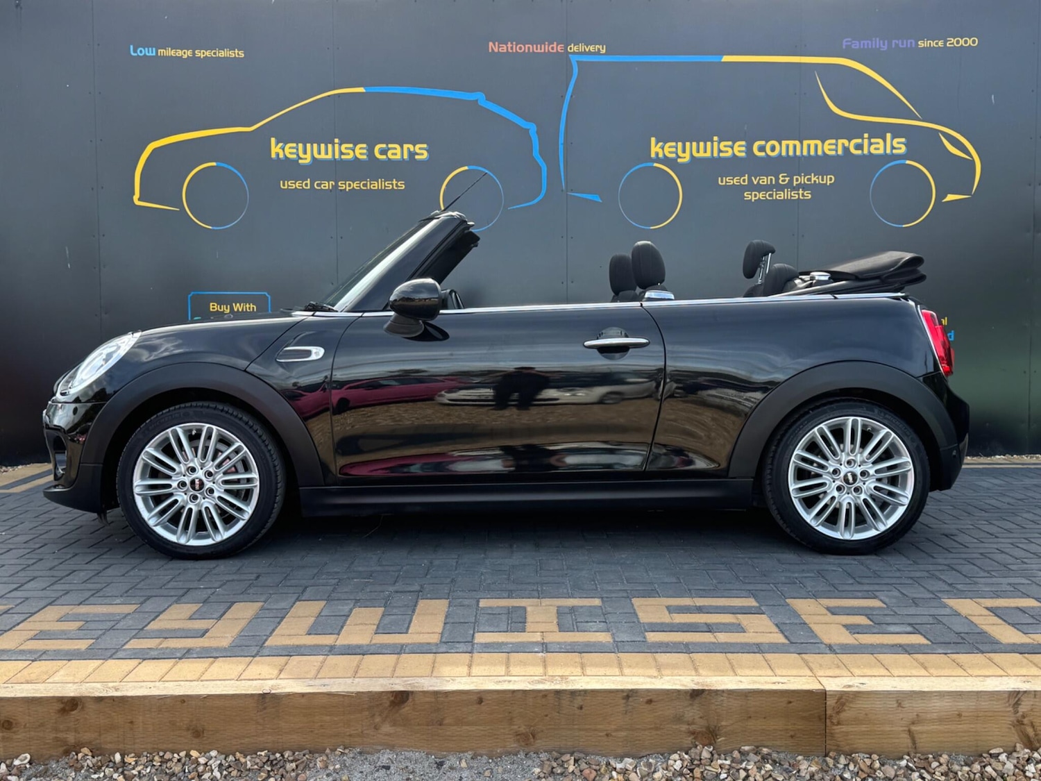 Used MINI Convertible 2017 for sale - 76199717: Photo 2