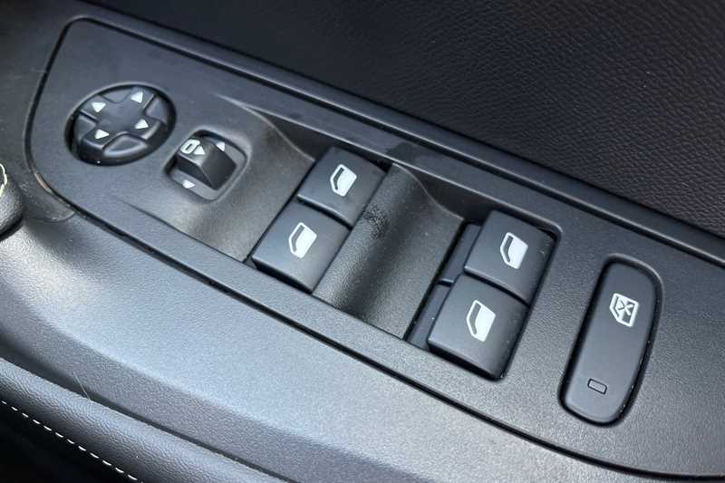 Used Peugeot 2008 2023 for sale - 76917965: Photo 16