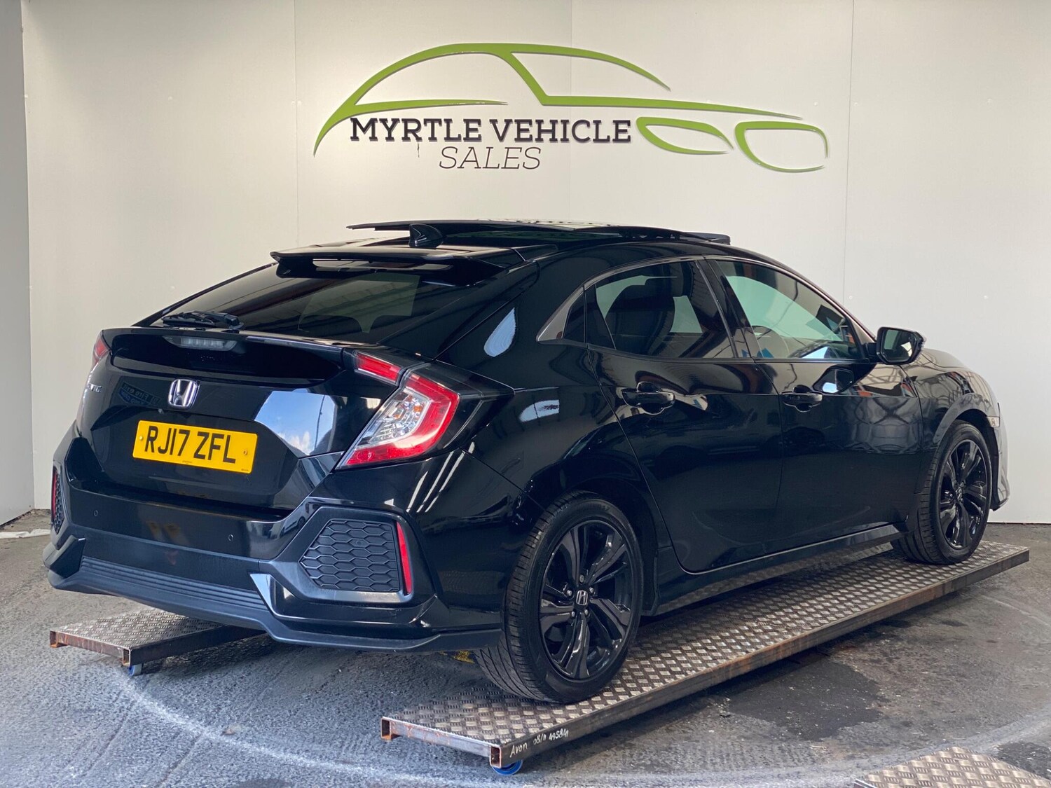 Used Honda Civic 2017 for sale - 76189917: Photo 2