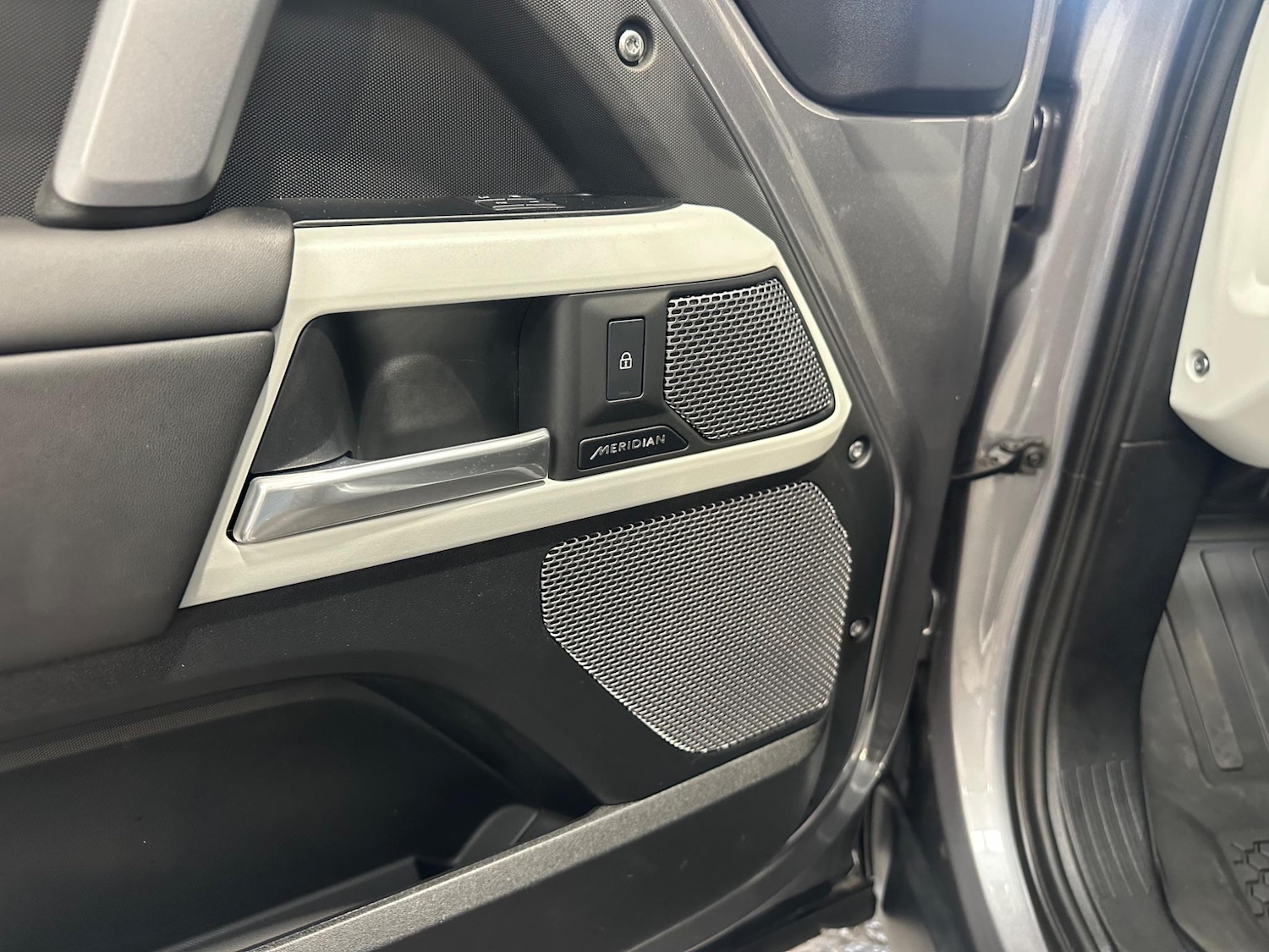 Used Land Rover Defender 110 for sale - 77738023: Photo 16