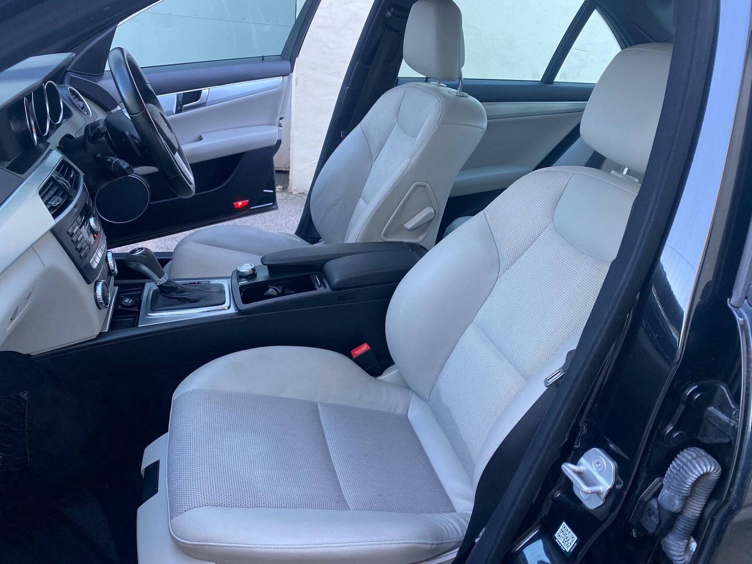 Used Mercedes-Benz C Class 2011 for sale - 76645861: Photo 2