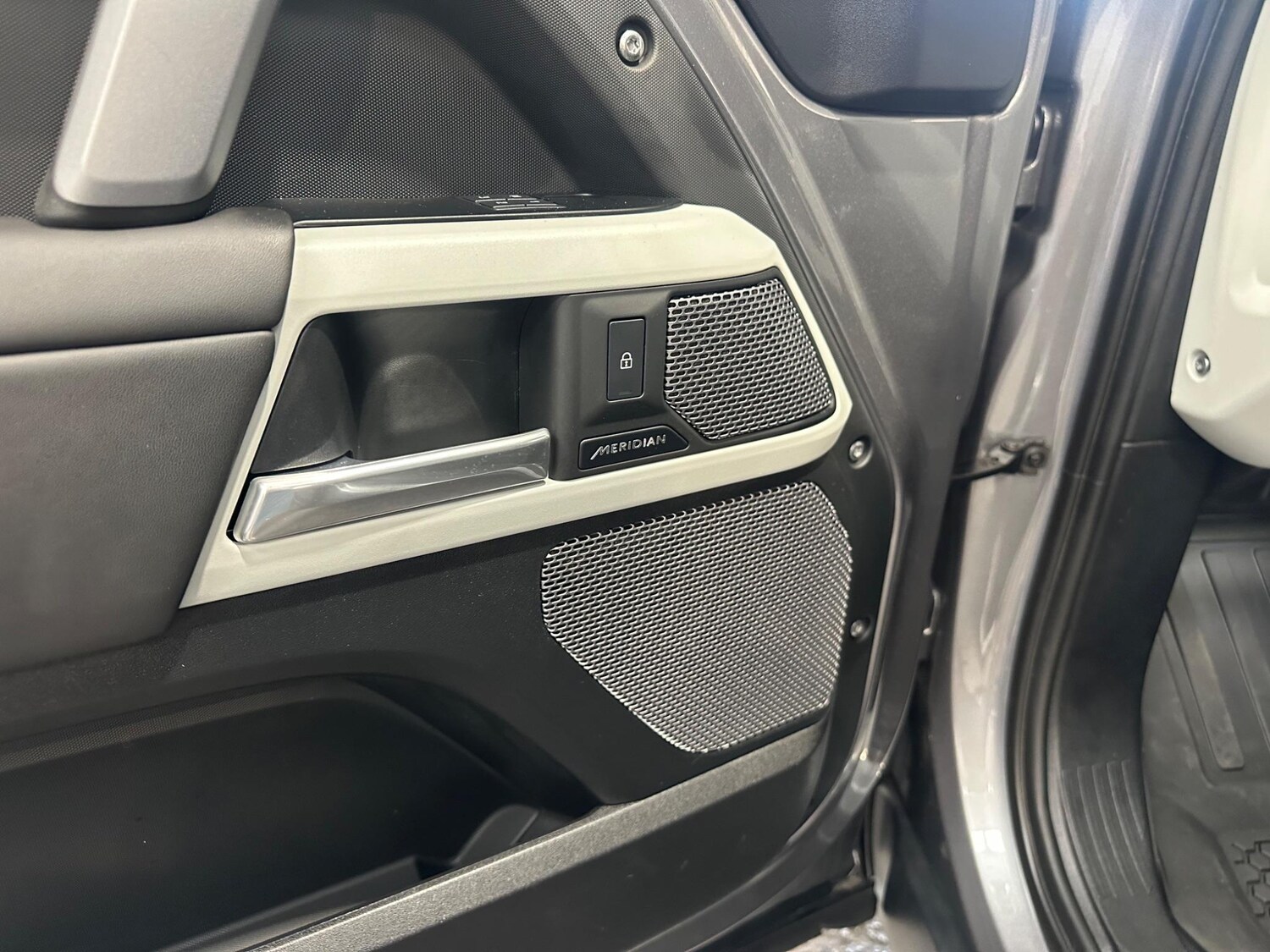 Used Land Rover Defender 110 for sale - 77479113: Photo 16