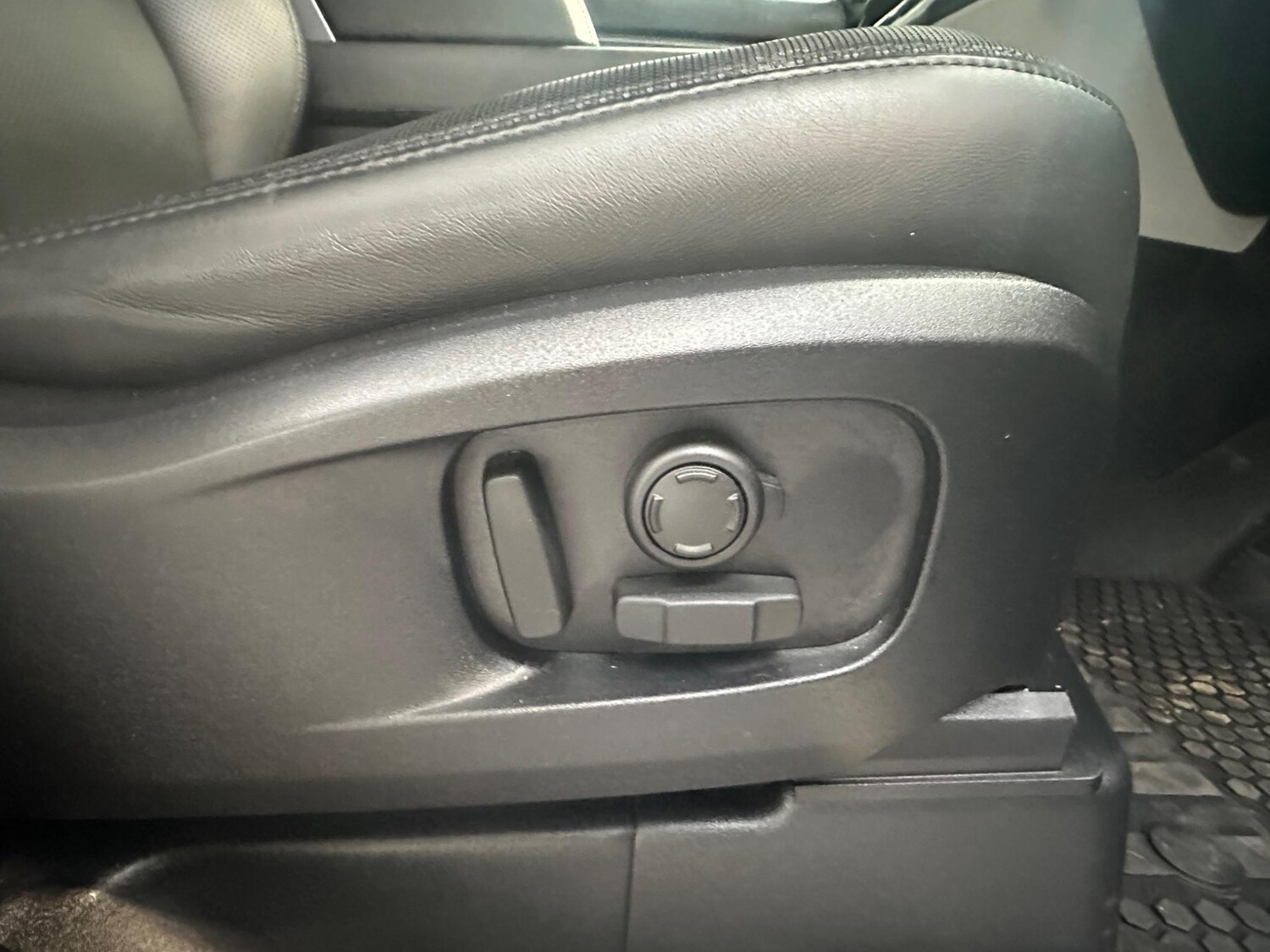 Used Land Rover Defender 110 for sale - 77479113: Photo 6