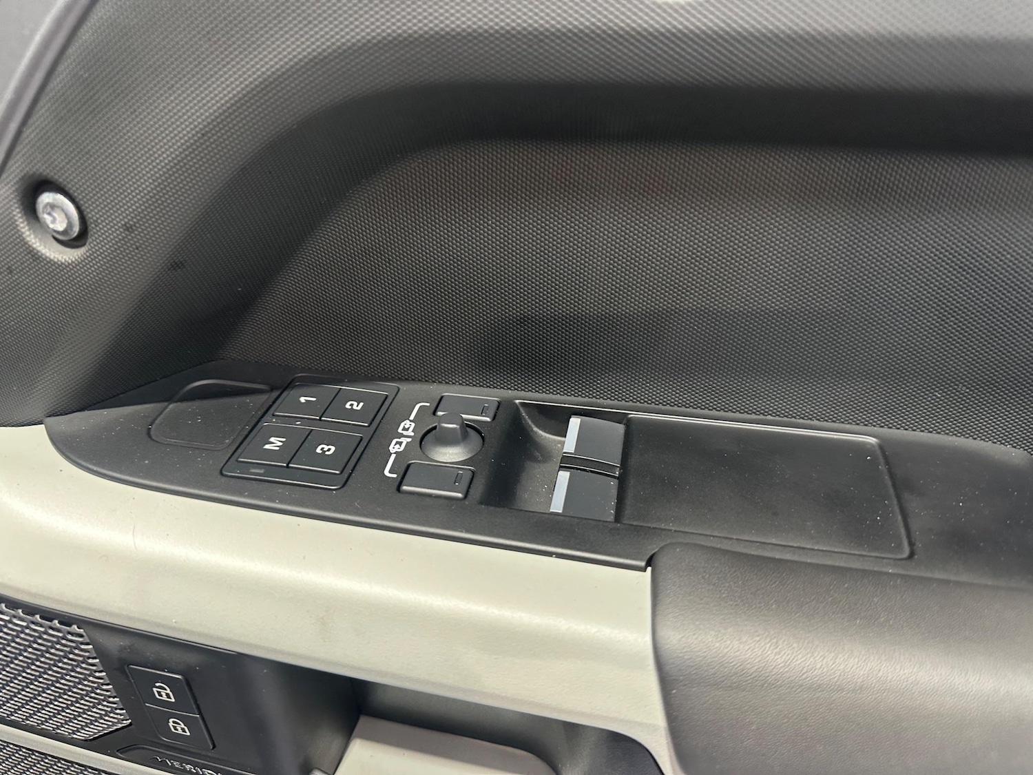 Used Land Rover Defender 110 for sale - 77479113: Photo 8