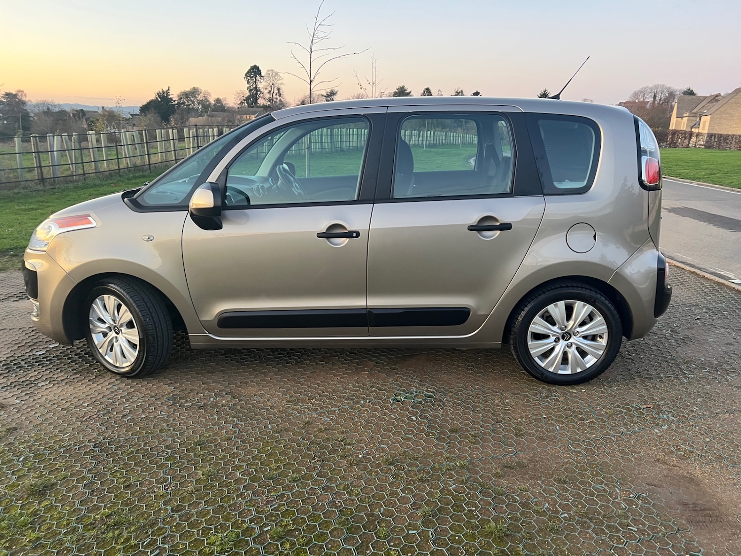 Used Citroen C3 Picasso 2011 for sale - 76627042: Photo 4