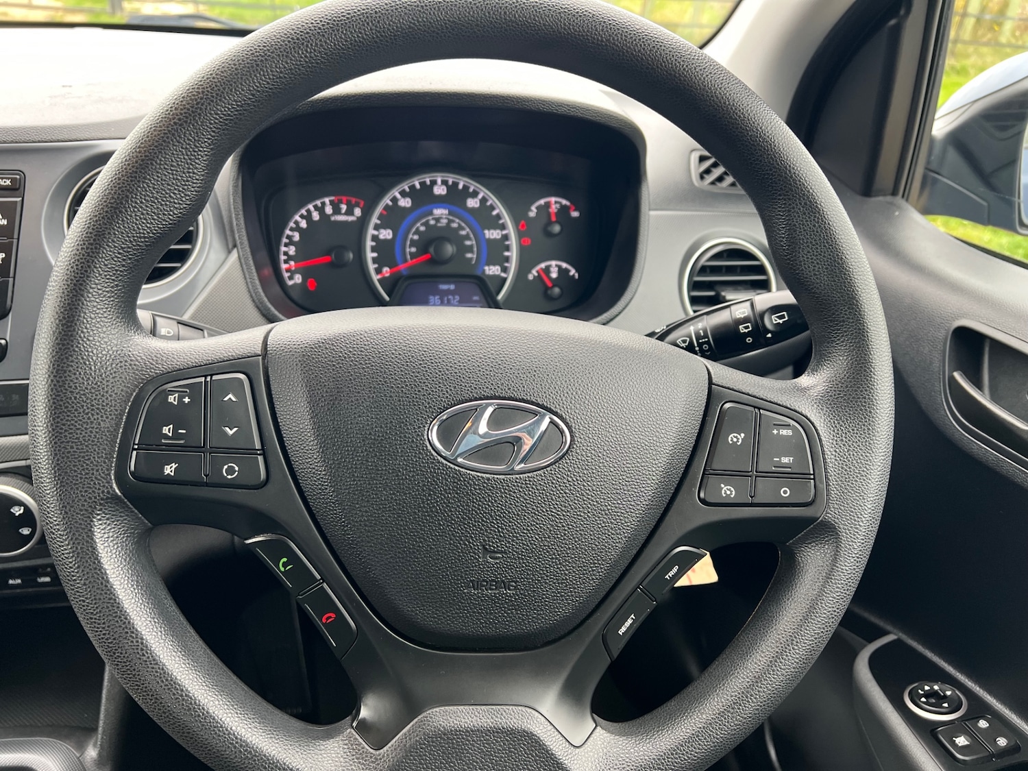 Used Hyundai i10 2017 for sale - 76305716: Photo 25
